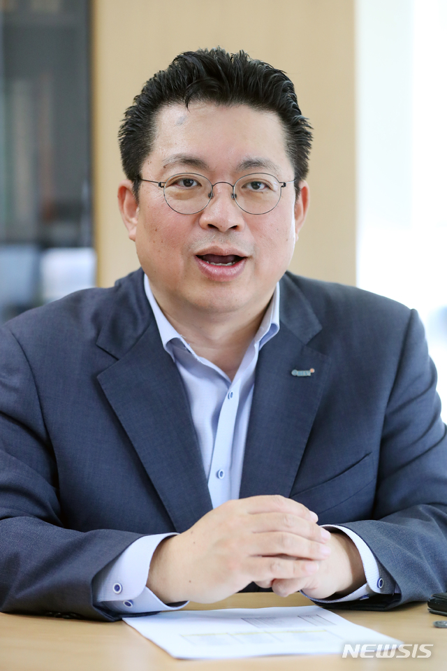 【서울=뉴시스】전신 기자 = 윤지호 이베스트투자증권 리서치센터장이 14일 서울 여의도 이베스트투자증권 본사에서 뉴시스와 인터뷰를 하고 있다. 2019.10.14. photo1006@newsis.com