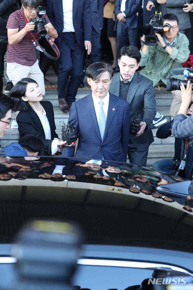 【과천=뉴시스】 박주성 기자 = 사의를 표명한 조국 법무부 장관이 14일 오후 경기 과천시 정부서울청사 내 법무부를 나서고 있다. 2019.10.14. park7691@newsis.com