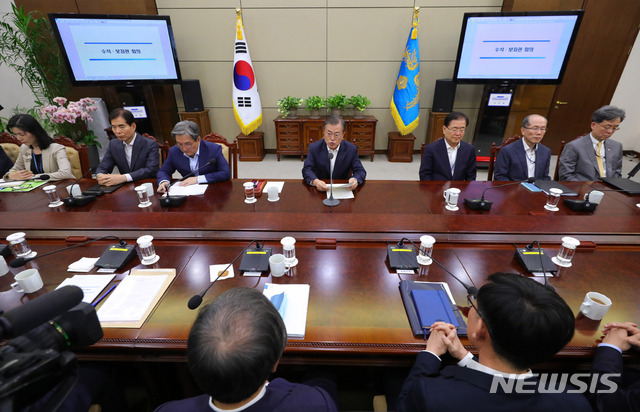 【서울=뉴시스】배훈식 기자 = 문재인 대통령이 14일 청와대 여민관에서 열린 수석·보좌관회의에 참석, 모두발언을 하고 있다. 윗줄 왼쪽부터 김외숙 인사수석, 주영훈 경호처장, 노영민 대통령 비서실장, 문 대통령, 정의용 국가안보실장, 김유근 1차장, 김현종 2차장. 2019.10.14. dahora83@newsis.com