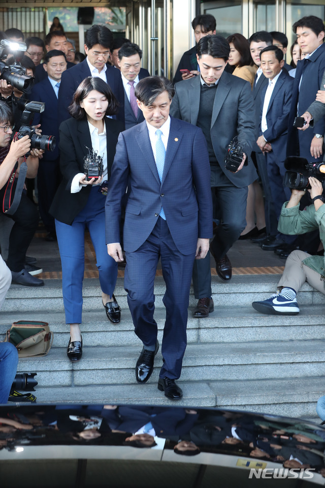 【과천=뉴시스】 박주성 기자 = 사의를 표명한 조국 법무부 장관이 14일 오후 경기 과천시 정부과천청사 내 법무부를 나서고 있다. 2019.10.14.&nbsp; park7691@newsis.com 