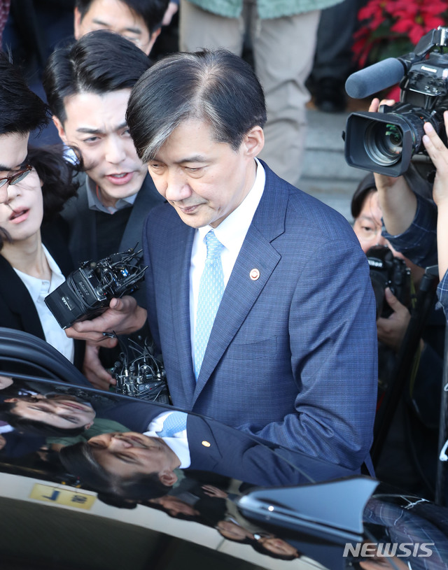 【과천=뉴시스】 박주성 기자 = 사의를 표명한 조국 법무부 장관이 14일 오후 경기 과천시 정부과천청사 내 법무부를 나서고 있다. 2019.10.14. park7691@newsis.com