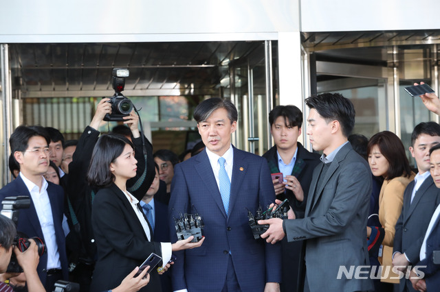 【과천=뉴시스】 박주성 기자 = 사의를 표명한 조국 법무부 장관이 14일 오후 경기 과천시 정부과천청사 내 법무부를 나서며 취재진 질문에 답변하고 있다. 2019.10.14. park7691@newsis.com