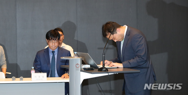 【서울=뉴시스】 고범준 기자 = 원종준 라임자산운용 대표이사가 14일 오후 서울 영등포구 서울국제금융센터(IFC 서울)에서 라임자산운용 펀드 환매 중단 사태와 관련 기자간담회에 앞서 고개를 숙이고 있다. 2019.10.14. bjko@newsis.com