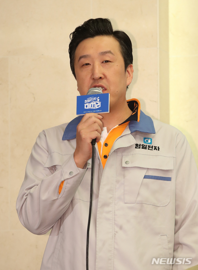 【서울=뉴시스】조수정 기자 = tvN 수목드라마 '청일전자 미쓰리' 기자간담회가 열린 14일 오후 서울 상암동 스탠포트호텔에서 배우 현봉식이 인사하고 있다. 2019.10.14.chocrystal@newsis.com