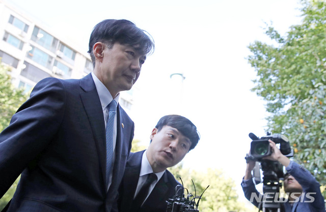 【서울=뉴시스】박미소 기자 = 조국 법무부 장관이 사의를 표명한 14일 오후 서울 서초구 방배동 자택으로 들어서고 있다. 2019.10.14. misocamera@newsis.com