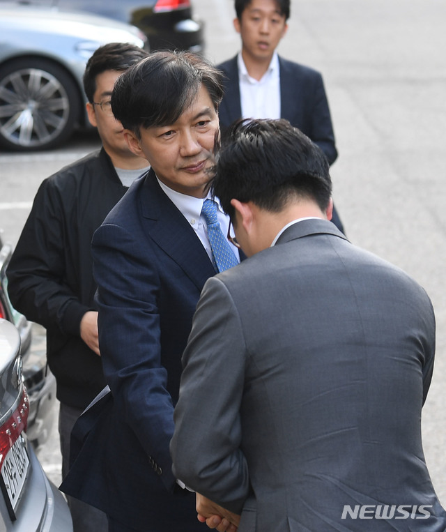 【서울=뉴시스】박미소 기자 = 조국 법무부 장관이 사의를 표명한 14일 오후 조국 장관이 서울 서초구 방배동 자택으로 들어서며 관계자와 악수를 나누고 있다. 2019.10.14. photo@newsis.com