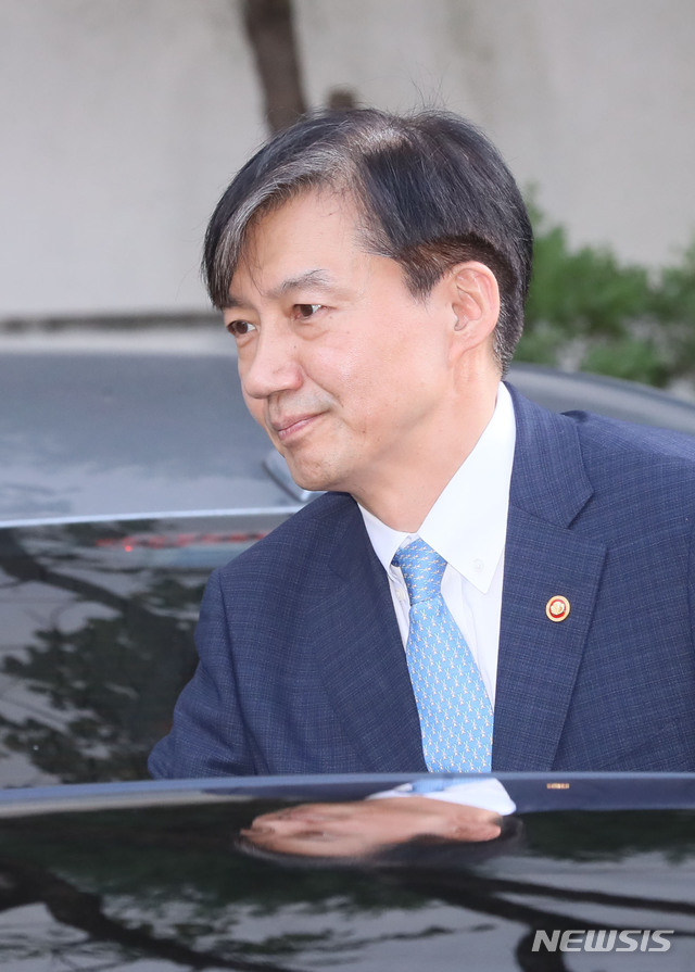 【서울=뉴시스】박미소 기자 = 조국 법무부 장관이 사의를 표명한 14일 오후 조국 장관이 서울 서초구 방배동 자택으로 들어서고 있다. 2019.10.14. photo@newsis.com