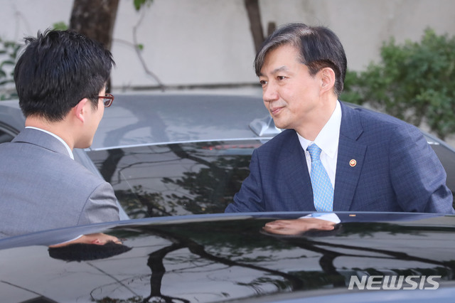 【서울=뉴시스】박미소 기자 = 조국 법무부 장관이 사의를 표명한 지난 14일 오후 조국 장관이 서울 서초구 방배동 자택으로 들어서고 있다. 2019.10.14.photo@newsis.com