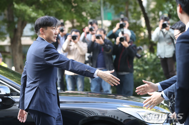 【서울=뉴시스】박미소 기자 = 조국 법무부 장관이 사의를 표명한 14일 오후 조국 장관이 서울 서초구 방배동 자택으로 들어서며 관계자와 악수를 나누고 있다. 2019.10.14. photo@newsis.com