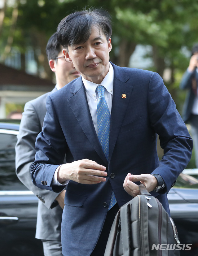 【서울=뉴시스】박미소 기자 = 조국 법무부 장관이 사의를 표명한 14일 오후 조국 장관이 서울 서초구 방배동 자택으로 들어서고 있다. 2019.10.14. photo@newsis.com