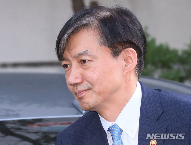 【서울=뉴시스】박미소 기자 = 사의를 표명한 조국 법무부 장관이 14일 오후 서울 서초구 방배동 자택으로 들어서고 있다. 2019.10.14. photo@newsis.com 