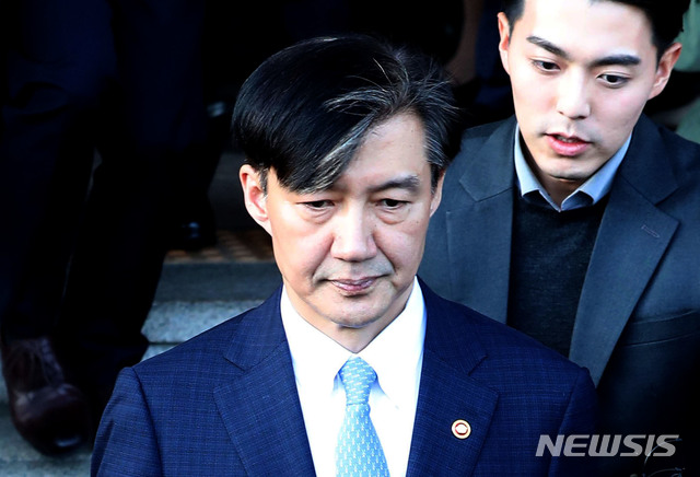 【과천=뉴시스】 박주성 기자 = 사의를 표명한 조국 법무부 장관이 14일 오후 경기 과천시 정부과천청사 내 법무부를 나서고 있다. 2019.10.14. park7691@newsis.com