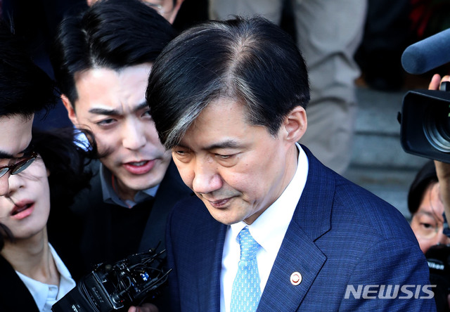 【과천=뉴시스】 박주성 기자 = 사의를 표명한 조국 법무부 장관이 14일 오후 경기 과천시 정부과천청사 내 법무부를 나서고 있다. 2019.10.14.  park7691@newsis.com 