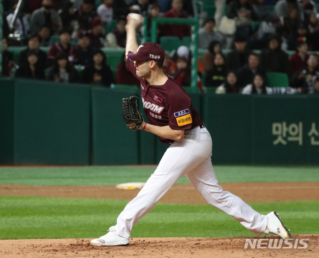 【인천=뉴시스】 전진환 기자 = 2019 프로야구 플레이오프 1차전 SK와 키움의 경기가 열린 14일 오후 인천 SK행복드림구장에서 1회말 키움 선발 브리검이 역투하고 있다. 2019.10.14. amin2@newsis.com