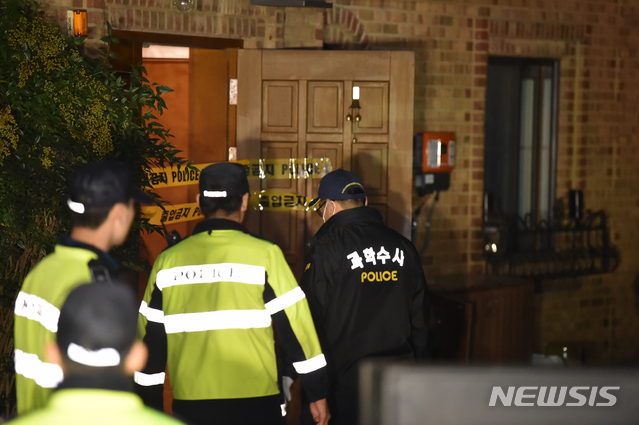 【성남=뉴시스】 김종택 기자 = 가수 겸 배우인 설리(25)가 숨진 채 발견된 14일 오후, 경찰이 설리의 경기도 성남시 자택으로 들어가고 있다. 2019.10.14. semail3778@naver.com
