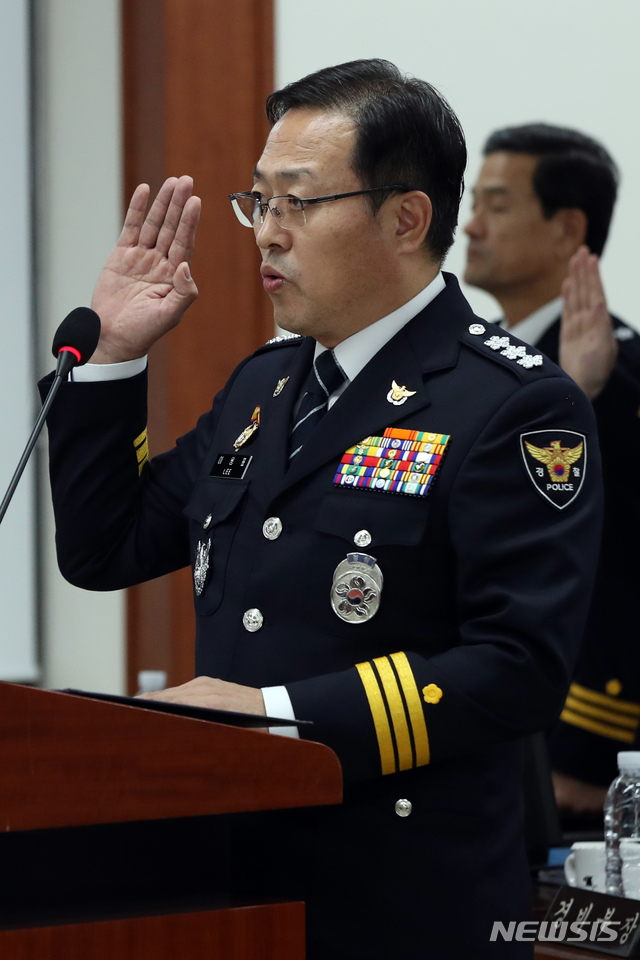 【서울=뉴시스】이윤청 기자 = 이용표 서울지방경찰청장이 14일 서울 종로구 서울지방경찰청에서 열린 2019년 국회 행정안전위원회 서울지방경찰청 국정감사에서 선서를 하고 있다. 2019.10.14. radiohead@newsis.com