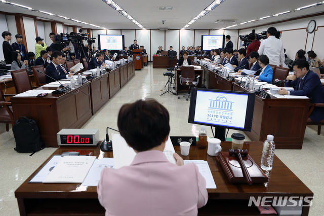 【서울=뉴시스】이윤청 기자 = 지난 14일 서울 종로구 서울지방경찰청에서 2019년 국회 행정안전위원회 국정감사가 열리고 있다. 2019.10.14. radiohead@newsis.com