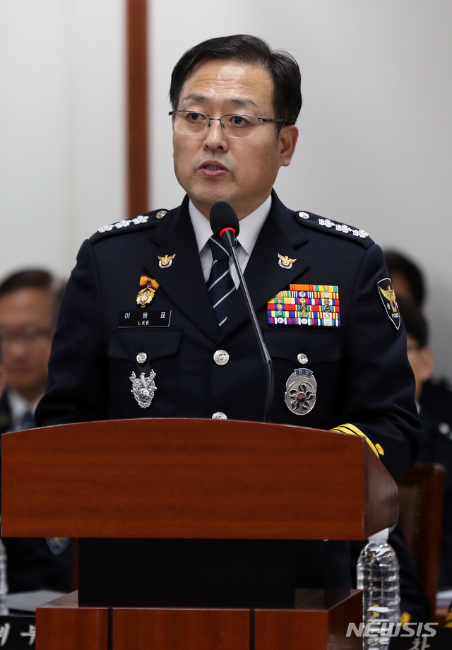 【서울=뉴시스】이윤청 기자 = 이용표 서울지방경찰청장이 14일 서울 종로구 서울지방경찰청에서 열린 2019년 국회 행정안전위원회 서울지방경찰청 국정감사에서 업무보고를 하고 있다. 2019.10.14. radiohead@newsis.com