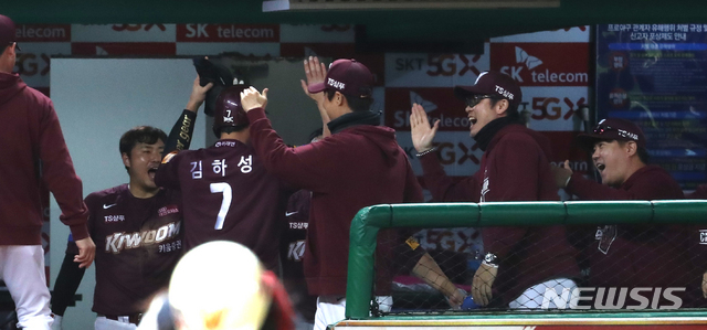 【인천=뉴시스】 전진환 기자 = 2019 프로야구 플레이오프 1차전 SK와 키움의 경기가 열린 14일 오후 인천 SK행복드림구장에서 연장 11회초 1사 2루상황 1득점 2루타로 선취점을 낸 키움 김하성이 홈인 후 덕아웃에서 동료들의 축하를 받고 있다. 2019.10.14.  amin2@newsis.com