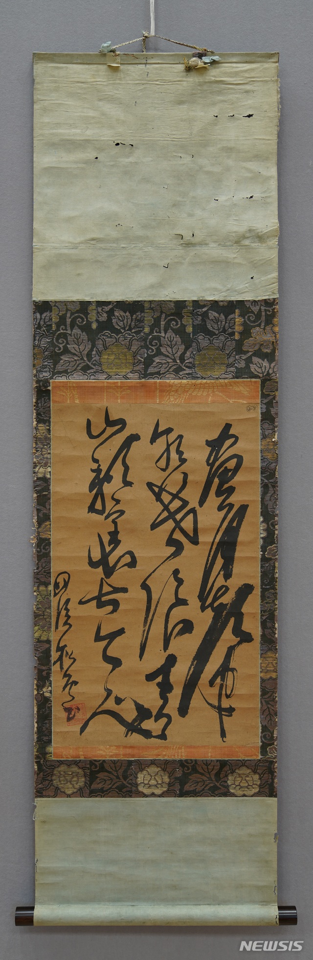 【서울=뉴시스】 이수지 기자 = 국립중앙박물관이 '일본 교토 고쇼지 소장 사명대사 유묵'을 15일부터 11월17일까지 국립중앙박물관 상설전시실 1층 중근세관 조선1실에서 특별 공개한다. '최치원의 시구',1605작. 교토 고쇼지 소장 .(사진=국립중앙박물관 제공) 2019.10.15.suejeeq@newsis.com