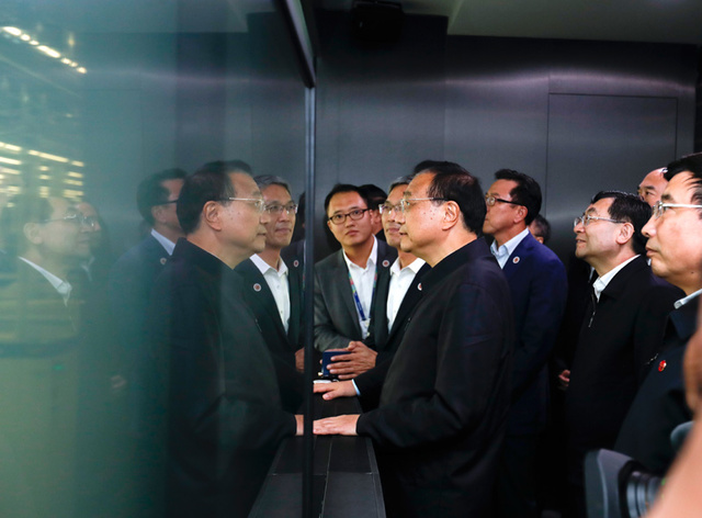 【서울=뉴시스】중국 리커창(李克强) 총리 등 일행이 14일 중국 산시성 시안의 삼성전자 반도체 공장을 시찰하고 있다. 리 총리는 이날 반도체 분야에서의 양국 협력 강화 의사를 시사했다. <사진출처: 중국 정푸왕(政府網)> 2019.10.15