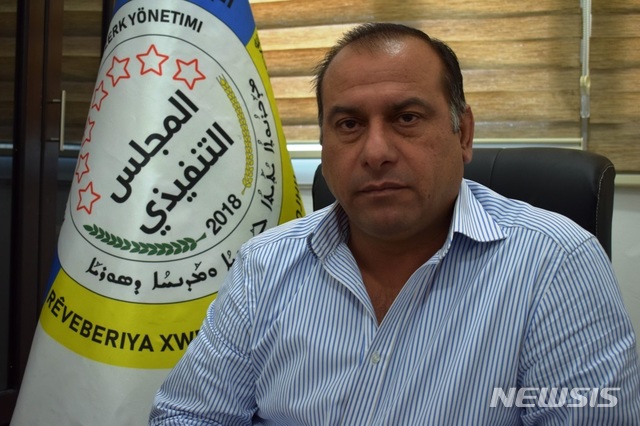 【서울=뉴시스】 쿠르드 자치정부(DAA)의 행정을 관장하는 최고집행위원회 공동 의장 아바드 하마드 알 메흐바시는 13일(현지시간) 시리아민주군(SDF)이 운영하는 하와르 통신(ANHA)과 인터뷰에서 자신들이 장악하고 있는 북동부지역에 정부군의 진입과 주둔을 허용한 것은 터키군을 막기 위한 군사적 합의일 뿐 자치권과는 무관하다고 주장했다. 사진은 하와르통신 홈페이지 갈무리. 2019.10.15