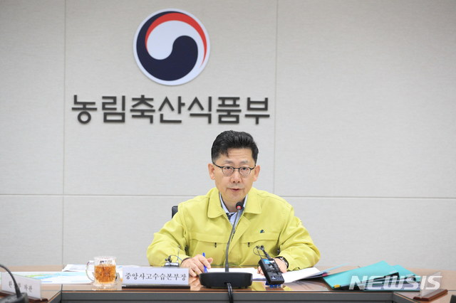 【세종=뉴시스】김현수 농림축산식품부 장관이 15일 아프리카돼지열병(ASF) 방역 상황을 점검하기 위한 회의를 주재하고 있다. 2019.10.15 (사진 = 농식품부 제공) photo@newsis.com