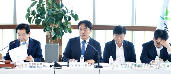 【하남=뉴시스】 문영일 기자 = 경기 하남시 폐기물처리시설 설치부담금의 위헌법률심판을 제청한 김상호 시장(왼쪽 두번째). 