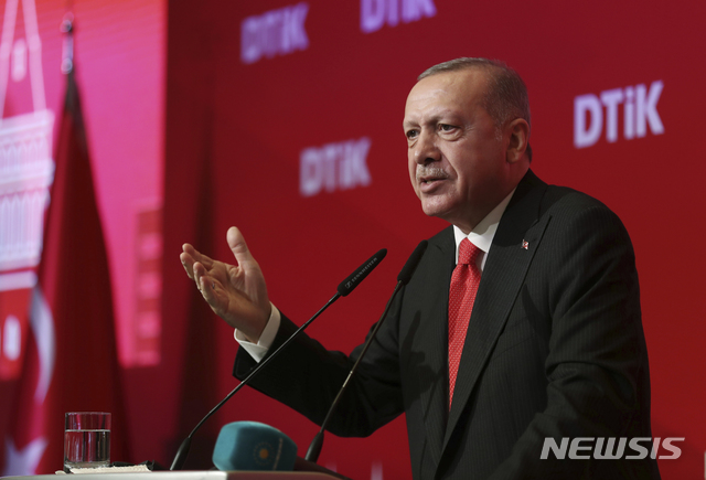【바쿠(아제르바이잔)=AP/뉴시스】아제르바이잔을 방문 중인 레제프 에르도안 터키 대통령이 14일(현지시간) 수도 바쿠에서 열린 터키 경제인 모임에 참석해 연설하고 있다. 에르도안은 터키가 시리아 북동부를 향해 군사 공격을 감행한 것은 1974년 키프로스에 군사 개입했던 것과 마찬가지로 터키 영토 보존에 '필연적'이라는 것을 강조했다. 2019.10.15.
