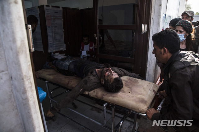 【탈타므르(시리아)=AP/뉴시스】14일(현지시간) 시리아 북동부 탈타므르의 한 병원에 터키군의 포격으로 부상한 한 남성이 이송되고 있다. 터키군의 대규모 공세를 막기 위해 쿠르드족이 시리아 정부와 손잡은 가운데 시리아 정부군이 시리아 북부 도시와 마을로 배치되고 있어 이들 지역에서 터키군과의 군사적 충돌이 예상되고 있다. 2019.10.15.