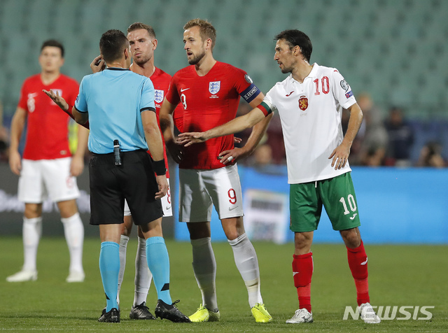 【소피아(불가리아)=AP/뉴시스】15일(한국시간) 불가리아 소피아에서 열린 잉글랜드와 불가리아의 2020년 유럽축구선수권대회(유로 2020) A조 예선에서 관중들의 인종차별로 두 차례 경기가 중단되는 일이 벌어졌다. 잉글랜드의 주장 해리 케인(가운데)이 심판과 대화하고 있다.