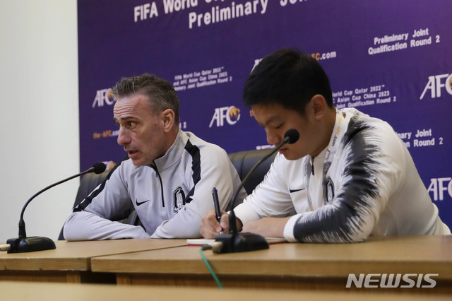 【서울=뉴시스】추상철 기자 = 파울루 벤투 대한민국 축구대표팀 감독이 14일 평양김일성경기장에서 2022 카타르 월드컵 아시아 2차 예선 H조 3차전 북한전을 앞두고 기자회견을 하고 있다. 2019.10.15. (사진=대한축구협회 제공) photo@newsis.com