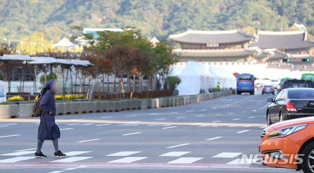 '서울 6도' 쌀쌀한 아침…중부산지 서리·얼음