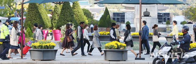 【서울=뉴시스】전신 기자 = 서울 아침 기온이 10도 이하로 떨어지는 등 쌀쌀한 날씨를 보인 지난 15일 서울 종로구 세종대로사거리에서 시민들이 외투를 입고 횡단보도를 건너고 있다. 2019.10.15. photo1006@newsis.com