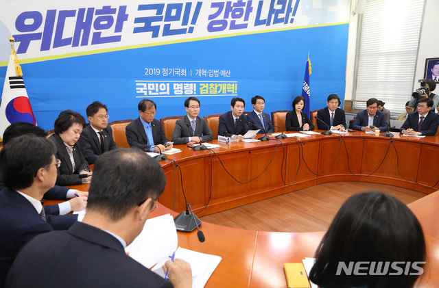 【서울=뉴시스】이종철 기자 = 이인영 더불어민주당 원내대표가 지난 15일 오전 서울 여의도 국회에서 열린 원내대책회의-상임위간사단 연석회의에서 모두발언을 하고 있다. 2019.10.15.jc4321@newsis.com