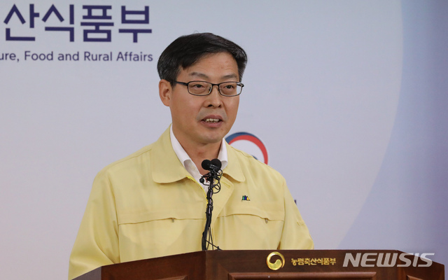 【세종=뉴시스】강종민 기자 = 박병홍 농림축산식품부 식품산업정책실장이 15일 오전 정부세종청사에서 아프리카돼지열병(ASF) 방역 추진상황과 농가 지원에 대해발표하고 있다. 2019.10.15. ppkjm@newsis.com