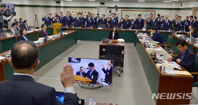 【광주=뉴시스】변재훈 기자 = 15일 광주 북구 전남대학교 대학본부에서 전남·북·제주 지역 국립대학교·대학병원 등 12개 피감기관에 대한 국회 교육위원회의 국정감사가 열리고 있다. 2019.10.15. wisdom21@newsis.com