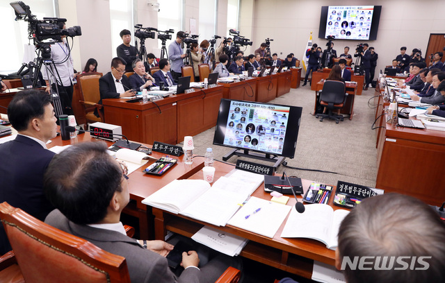 【서울=뉴시스】이종철 기자 = 김오수(왼쪽) 법무부 차관이 15일 오전 서울 여의도 국회에서 열린 법제사법위원회의 법무부 국정감사에 출석해 한국당 의원들의 조국 관련 질의에 답변을 하고 있다. 2019.10.15.jc4321@newsis.com