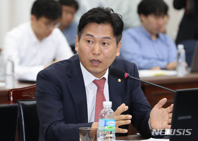 【제주=뉴시스】우장호 기자 = 손금주 무소속 의원이 15일 오전 제주도청 4층 탐라홀에서 열린 국회 농림축산식품해양수산위원회의 제주도 국정감사에서 질의를 하고 있다. 2019.10.15.&nbsp; woo1223@newsis.com