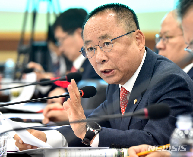 【화성=뉴시스】 김종택 기자 = 15일 오전 경기 화성시 해병대 사령부에서 열린 국회 국방위원회의 해병대 사령부에 대한 국정감사에서 이주영 미래통합당(당시 한국당) 의원이 질의하고 있다. 2019.10.15. semail3778@naver.com