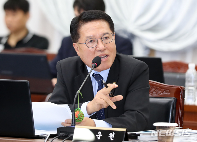 【제주=뉴시스】우장호 기자 = 정운천 바른미래당 의원이 15일 오전 제주도청 4층 탐라홀에서 열린 국회 농림축산식품해양수산위원회의 제주도 국정감사에서 질의를 하고 있다. 2019.10.15. woo1223@newsis.com