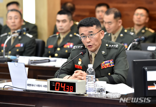 【화성=뉴시스】 김종택 기자 = 이승도 해병대사령관이 15일 오전 경기 화성시 해병대 사령부에서 열린 국회 국방위원회 국정감사에서 의원 질의에 답변하고 있다. 2019.10.15.semail3778@naver.com