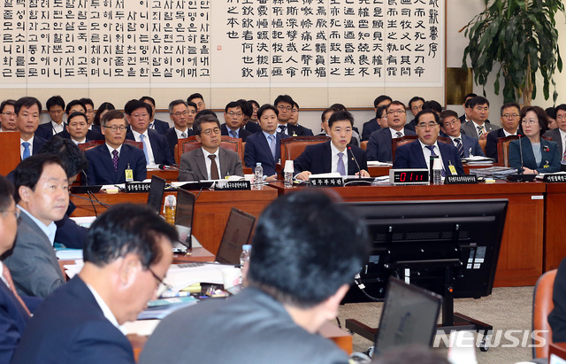【서울=뉴시스】이종철 기자 = 김오수(가운데) 법무부 차관이 15일 오전 서울 여의도 국회에서 열린 법제사법위원회의 법무부 국정감사에 출석해 답변을 하고 있다. 2019.10.15.jc4321@newsis.com
