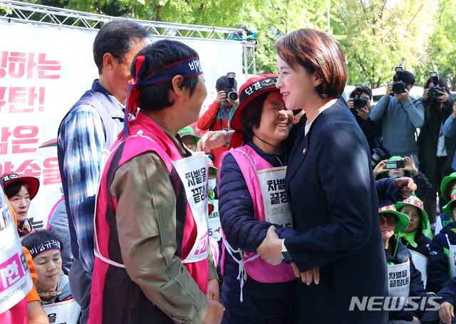 【서울=뉴시스】전신 기자 = 유은혜 사회부총리 겸 교육부 장관이 15일 서울 종로구 효자치안센터 앞 전국학교비정규직연대회의(학비연대) 농성장을 찾아 관계자들과 포옹으로 인사하고 있다. 2019.10.15.&nbsp; photo1006@newsis.com