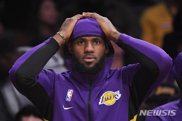 【로스앤젤레스=AP/뉴시스】미국 프로농구(NBA) 로스앤젤레스 레이커스 소속 스타 플레이어 르브론 제임스가 14일(현지시간) 경기장에서 벤치에 앉아있는 모습. 2019.10.16.
