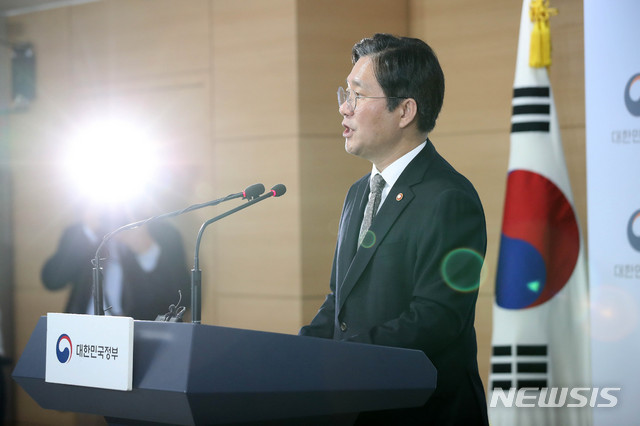 [서울=뉴시스]김선웅 기자 = 성윤모 산업통상자원부 장관이  지난해 10월 종로구 정부서울청사에서 관계부처 합동 브리핑을 열고 미래차 산업 비전과 전략을 발표하고 있다. 2019.10.15.  mangusta@newsis.com