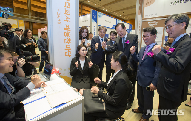 【서울=뉴시스】권기홍(오른쪽 세번째) 동반성장위원회 위원장과 윤부근(오른쪽 다섯번째) 삼성전자 부회장이 15일 서울 삼성동 코엑스에서 열린 '2019 삼성 협력회사 채용 한마당'에서 채용 면접을 보는 구직자들을 응원하고 있다. 2019.10.15. (사진=삼성전자 제공) photo@newsis.com