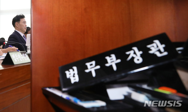 【서울=뉴시스】이종철 기자 = 김오수 법무부 차관이 15일 오전 서울 여의도 국회에서 열린 법제사법위원회의 법무부 국정감사에 출석해 심각한 표정으로 앉아 있다. 2019.10.15.jc4321@newsis.com