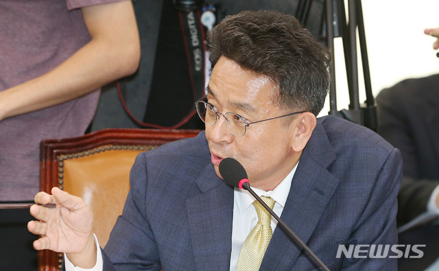 【서울=뉴시스】이종철 기자 = 이철희 더불어민주당 의원이 15일 오전 서울 여의도 국회에서 열린 법제사법위원회의 법무부 국정감사에서 질의를 하고 있다. 2019.10.15.jc4321@newsis.com