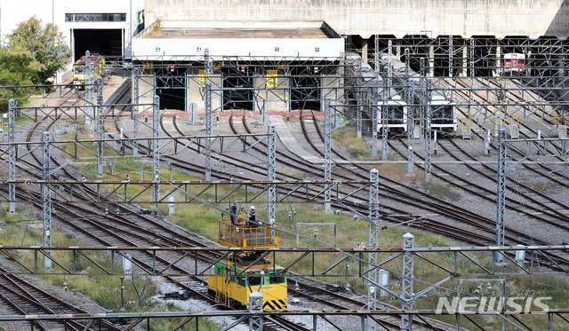 【서울=뉴시스】홍효식 기자 = 인력 충원, 임금피크제 폐지 등을 요구하고 있는 서울교통공사 노조가 금일 본교섭에서 합의에 이르지 못할 경우 내일부터 3일간 서울지하철 1~8호선의 1차 총파업에 나서겠다고 예고한 가운데 15일 오후 서울 양천구 신정차량사업소에서 관계자들이 작업하고 있다. 2019.10.15. yesphoto@newsis.com